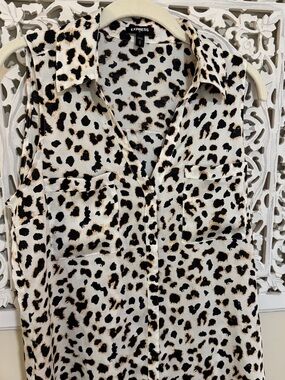 Express Sleeveless Button-Down Shirt in White, Black & Tan Leopard Print